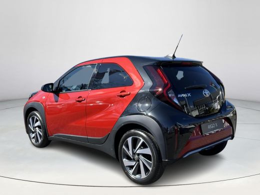 Toyota Aygo X 1.0 VVT-i S-CVT Envy | Chili red met zwart dak | Nieuw uit voorraad leverbaar | ActivLease financial lease