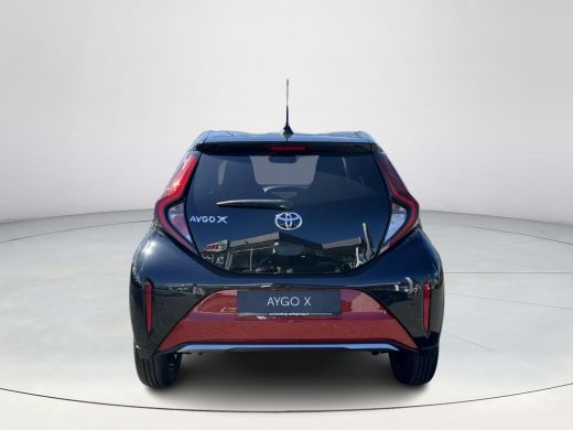 Toyota Aygo X 1.0 VVT-i S-CVT Envy | Chili red met zwart dak | Nieuw uit voorraad leverbaar | ActivLease financial lease