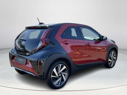 Toyota Aygo X 1.0 VVT-i S-CVT Envy | Chili red met zwart dak | Nieuw uit voorraad leverbaar | ActivLease financial lease