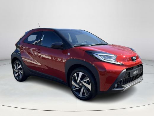 Toyota Aygo X 1.0 VVT-i S-CVT Envy | Chili red met zwart dak | Nieuw uit voorraad leverbaar | ActivLease financial lease