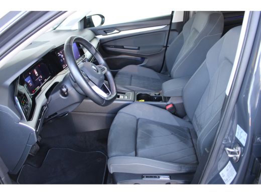 Volkswagen GOLF Variant 1.5 eTSI Life Business | Trekhaak || Achteruitrijcamera | Extra getint glas | Matrix LED koplampen ActivLease financial lease