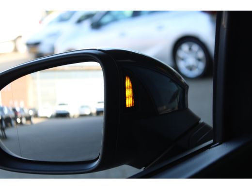 Volkswagen GOLF Variant 1.5 eTSI Life Business | Trekhaak || Achteruitrijcamera | Extra getint glas | Matrix LED koplampen ActivLease financial lease