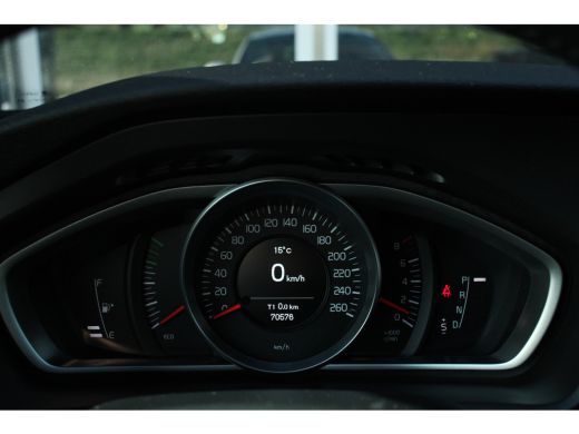 Volvo  V40 T3 Dynamic Editon | Cruise Control | Stoelverwarming | Full-LED | Navigatie | 17-Inch | Parkeerhulp ActivLease financial lease