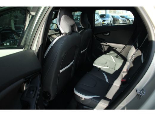 Volvo  V40 T3 Dynamic Editon | Cruise Control | Stoelverwarming | Full-LED | Navigatie | 17-Inch | Parkeerhulp ActivLease financial lease