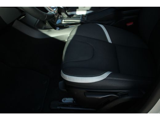 Volvo  V40 T3 Dynamic Editon | Cruise Control | Stoelverwarming | Full-LED | Navigatie | 17-Inch | Parkeerhulp ActivLease financial lease