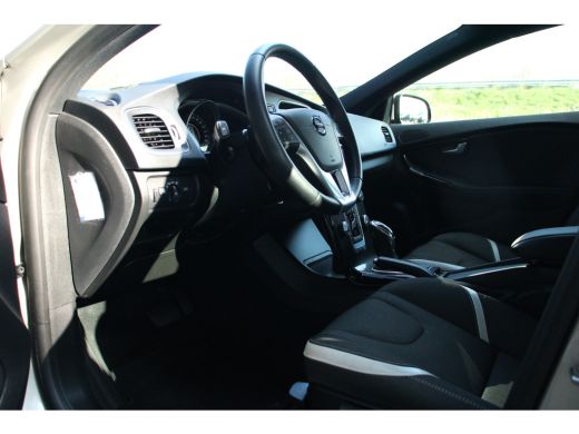 Volvo  V40 T3 Dynamic Editon | Cruise Control | Stoelverwarming | Full-LED | Navigatie | 17-Inch | Parkeerhulp ActivLease financial lease