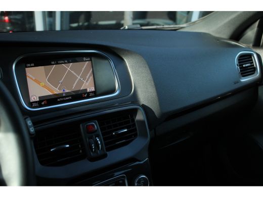 Volvo  V40 T3 Dynamic Editon | Cruise Control | Stoelverwarming | Full-LED | Navigatie | 17-Inch | Parkeerhulp ActivLease financial lease