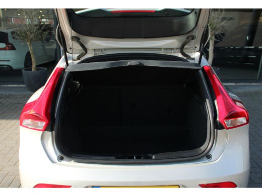 Volvo  V40 T3 Dynamic Editon | Cruise Control | Stoelverwarming | Full-LED | Navigatie | 17-Inch | Parkeerhulp ActivLease financial lease
