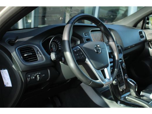 Volvo  V40 T3 Dynamic Editon | Cruise Control | Stoelverwarming | Full-LED | Navigatie | 17-Inch | Parkeerhulp ActivLease financial lease