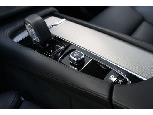 Volvo  XC90 T8 455PK AWD Ultimate Dark | Panoramadak | Luchtvering | Trekhaak | Getint Glas | 360° | Head-up ... ActivLease financial lease