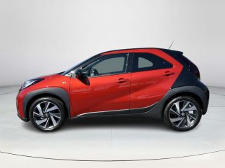 Toyota Aygo X 1.0 VVT-i S-CVT Envy | Chili red met zwart dak | Nieuw uit voorraad leverbaar |