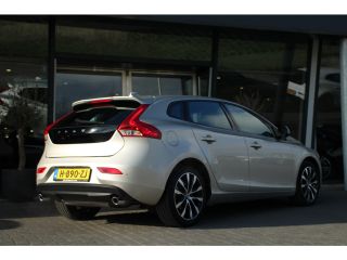 Volvo  V40 T3 Dynamic Editon | Cruise Control | Stoelverwarming | Full-LED | Navigatie | 17-Inch | Parkeerhulp