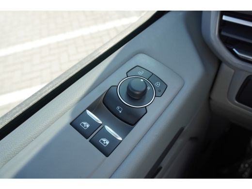 Volkswagen Transporter 2.0 TDI L2H1 28 Bulli 2.0 TDI L2H1 28 Bulli 150 pk Aut., Climatronic, Alarm, Navigatie, LED verli... ActivLease financial lease
