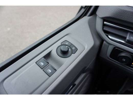 Volkswagen Transporter 2.0 TDI L2H1 30 Life 2.0 TDI L2H1 30 Life, Bijrijdersbank met doorlaadfunctie, Trekhaakvoorbereid... ActivLease financial lease