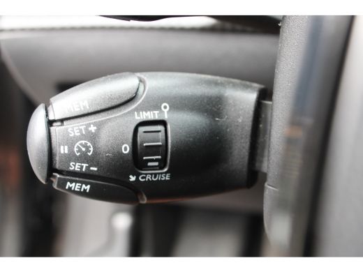 Peugeot 208 1.2 PureTech Allure | Automaat | Navi by app | Trekhaak | Parkeersensoren | ActivLease financial lease