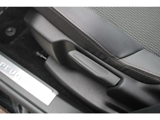 Peugeot 5008 Peugeot 1.2 Hybrid GT | Automaat | Navigatie | Panorama/schuifdak | Black Pack | Focal | ActivLease financial lease