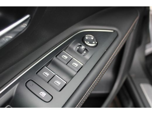 Peugeot 5008 Peugeot 1.2 Hybrid GT | Automaat | Navigatie | Panorama/schuifdak | Black Pack | Focal | ActivLease financial lease