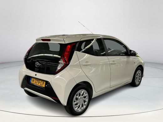 Toyota Aygo 1.0 VVT-i x-play Automaat ActivLease financial lease