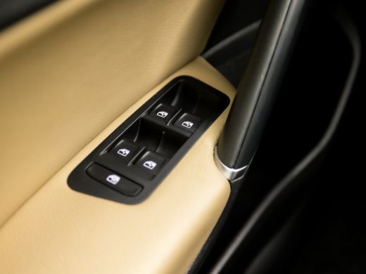 Volkswagen GOLF Variant 1.0 TSI Sportline Automaat (GROOT SCHERM, CLIMATE, GETINT GLAS, LEDEREN SPORTSTOELEN, ADAPTIVE CR... ActivLease financial lease