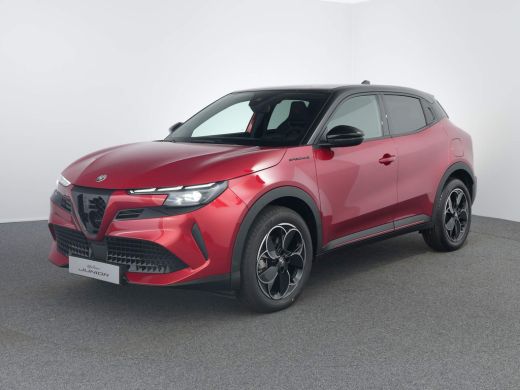 Alfa Romeo Junior Elettrica Speciale 54 kWh | Sabelt sportstoelen | Adaptieve Cruisecontrole | Warmtepomp met voorv... Alfa Romeo Junior Elettrica Speciale 54 kWh | Sabelt sportstoelen | Adaptieve Cruisecontrole | Warmtepomp met voorv...