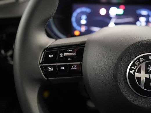 Alfa Romeo Junior Elettrica Speciale 54 kWh | Sabelt sportstoelen | Adaptieve Cruisecontrole | Warmtepomp met voorv... ActivLease financial lease