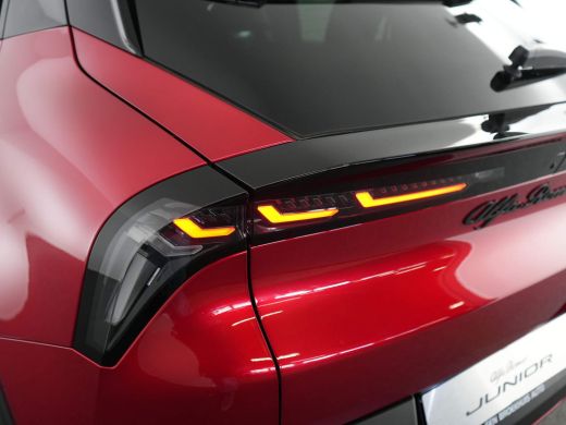 Alfa Romeo Junior Elettrica Speciale 54 kWh | Sabelt sportstoelen | Adaptieve Cruisecontrole | Warmtepomp met voorv... ActivLease financial lease