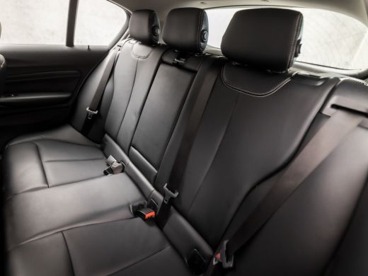 BMW 1-serie 118d High Executive 150Pk Automaat (NAVIGATIE, DIGITAL COCKPIT, STOELVERWARMING, LEDEREN SPORTSTO... ActivLease financial lease