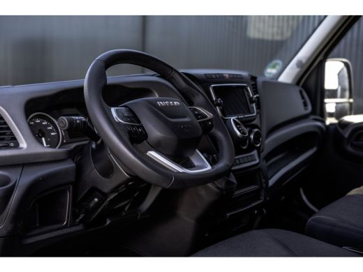 Iveco Daily 40C18 | Bakwagen met laadklep | 180PK | Automaat | Fabrieksgarantie | Navi | Camera | Climate | C... ActivLease financial lease