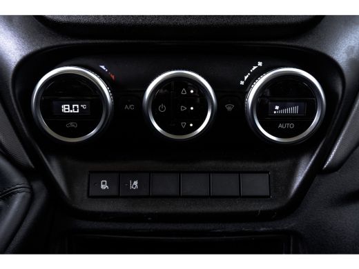 Iveco Daily 40C18 | Bakwagen met laadklep | 180PK | Automaat | Fabrieksgarantie | Navi | Camera | Climate | C... ActivLease financial lease