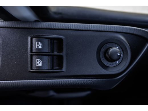 Iveco Daily 40C18 | Bakwagen met laadklep | 180PK | Automaat | Fabrieksgarantie | Navi | Camera | Climate | C... ActivLease financial lease