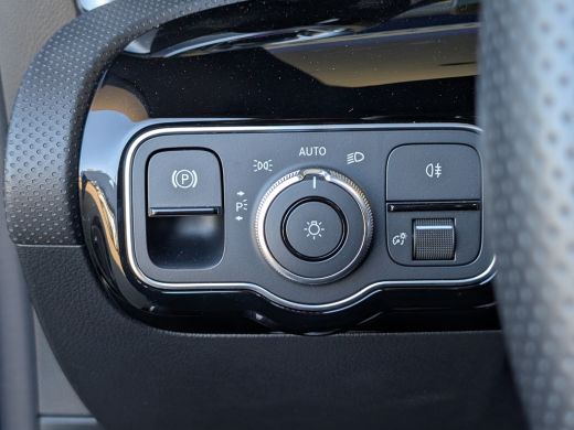 Mercedes CLA-Klasse Mercedes-Benz 200 Automaat AMG | Panoramadak | Sfeerverlichting | Matrix LED Cruise Control ActivLease financial lease