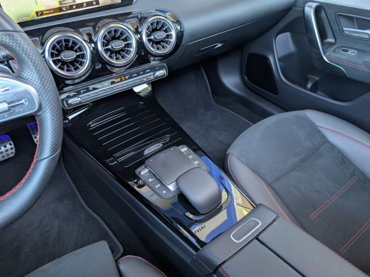 Mercedes CLA-Klasse Mercedes-Benz 200 Automaat AMG | Panoramadak | Sfeerverlichting | Matrix LED Cruise Control ActivLease financial lease