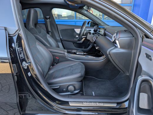 Mercedes CLA-Klasse Mercedes-Benz 200 Automaat AMG | Panoramadak | Sfeerverlichting | Matrix LED Cruise Control ActivLease financial lease