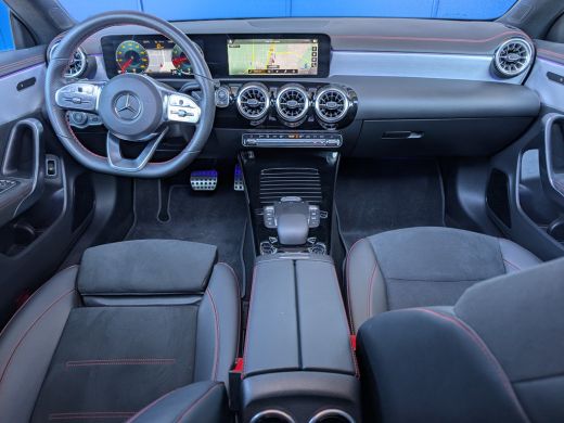 Mercedes CLA-Klasse Mercedes-Benz 200 Automaat AMG | Panoramadak | Sfeerverlichting | Matrix LED Cruise Control ActivLease financial lease