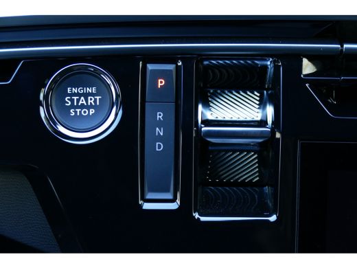 Peugeot E-5008 EV 210PK 73KWH GT AUTOMAAT / NAVI / CLIMA / PDC / 19"LMV / CAMERA / KEYLESS / FULL-LED / BLUETOOT... ActivLease financial lease