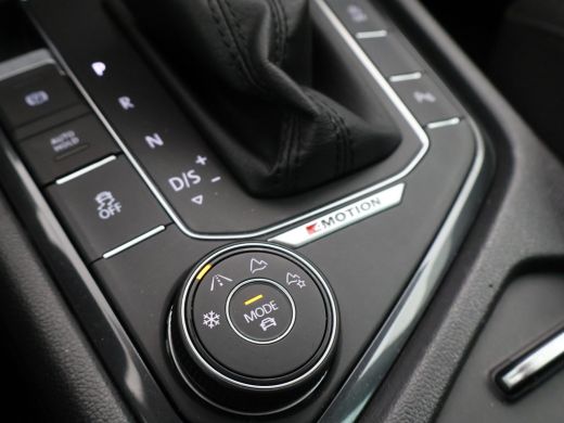 Volkswagen Tiguan 2.0 TDI DSG 4MOTION R-LINE + 20 INCH | PANORAMA | VIRTUAL COCKPIT | WEGKL. TREKHAAK | ADAPTIVE CR... ActivLease financial lease