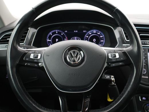 Volkswagen Tiguan 2.0 TDI DSG 4MOTION R-LINE + 20 INCH | PANORAMA | VIRTUAL COCKPIT | WEGKL. TREKHAAK | ADAPTIVE CR... ActivLease financial lease