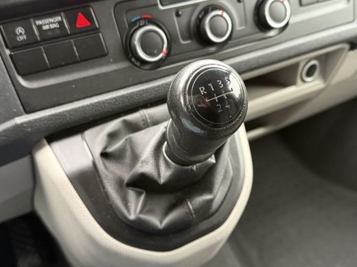 Volkswagen Transporter 2.0 TDI / L1H1 / 1e EIG. / AIRCO / CRUISE / BLUETOOTH / LMV / 3-ZITS ActivLease financial lease