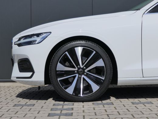 Volvo  V60 T4 Pro Lederen Bekleding | Stoelverwarming | Achteruitrijcamera | Apple Carplay/Android Auto | Pa... ActivLease financial lease