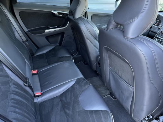 Volvo  XC60 Volvo R-Design 5-Cilinder! | Adaptieve Cruise | BLIS | Panoramadak | Afn. Trekhaak | R-Design ActivLease financial lease