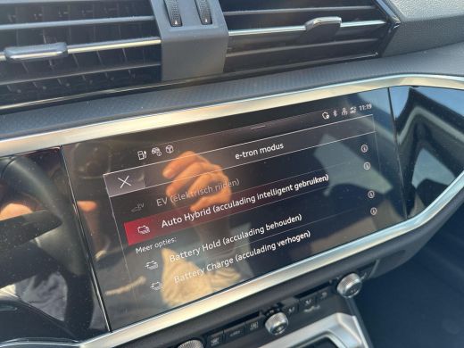 Audi Q3 45 TFSI e S edition | PHEV | Trekhaak | Elec. A-Klep | 19Inch | Leder-alcantara | 6.023Km | ActivLease financial lease