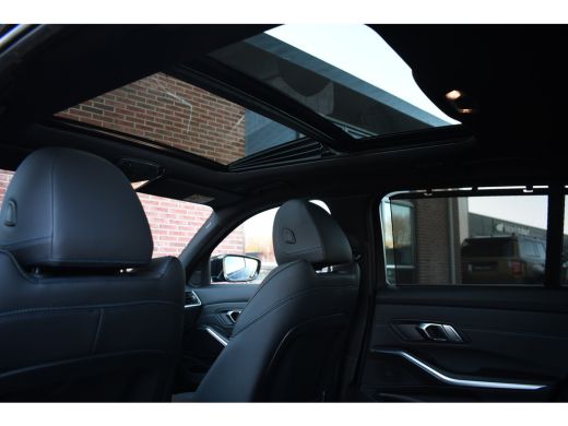 BMW 3 Serie Touring 330e M-Sport Pano Trekh ACC El-zetel HUD Carbon 19inch Adp-onderstel ActivLease financial lease