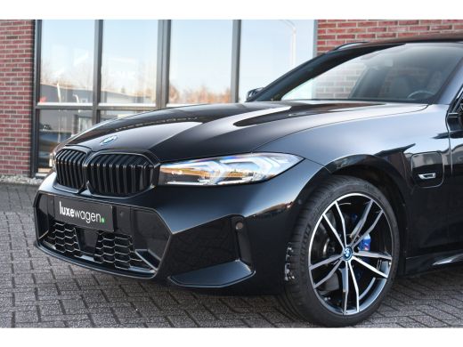 BMW 3 Serie Touring 330e M-Sport Pano Trekh ACC El-zetel HUD Carbon 19inch Adp-onderstel ActivLease financial lease