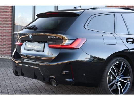 BMW 3 Serie Touring 330e M-Sport Pano Trekh ACC El-zetel HUD Carbon 19inch Adp-onderstel ActivLease financial lease
