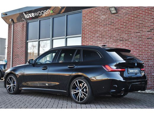 BMW 3 Serie Touring 330e M-Sport Pano Trekh ACC El-zetel HUD Carbon 19inch Adp-onderstel ActivLease financial lease