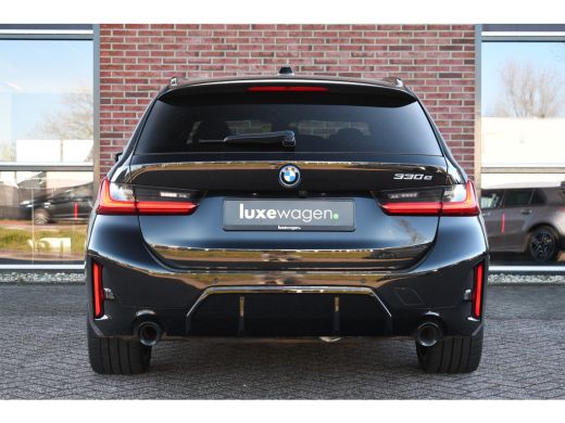 BMW 3 Serie Touring 330e M-Sport Pano Trekh ACC El-zetel HUD Carbon 19inch Adp-onderstel ActivLease financial lease