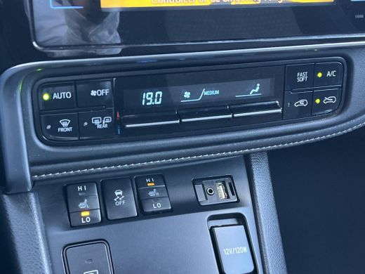 Toyota Auris Touring Sports 1.8 Hybrid Dynamic Ultimate | Navigatie | Stoelverwarming | Parkeersensoren 17 inch LM-velgen | ActivLease financial lease