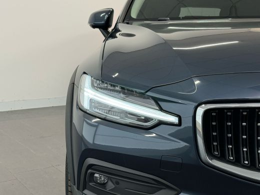 Volvo  V60 Cross Country 2.0 B5 AWD Pro | Achterbank verwarmd | Cruise control adaptief met Stop&Go en stuur... ActivLease financial lease