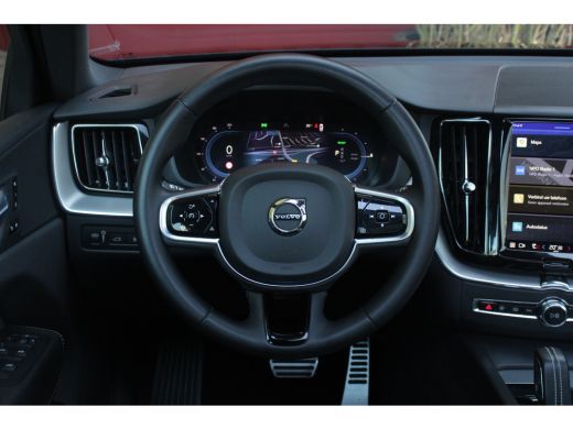Volvo  XC60 Volvo 2.0 T6 Plug-in hybrid AWD R-Design | Schuifdak | Stuur/stoelverwarming | Camera | Keyless ActivLease financial lease