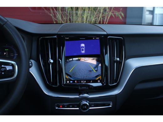 Volvo  XC60 Volvo 2.0 T6 Plug-in hybrid AWD R-Design | Schuifdak | Stuur/stoelverwarming | Camera | Keyless ActivLease financial lease